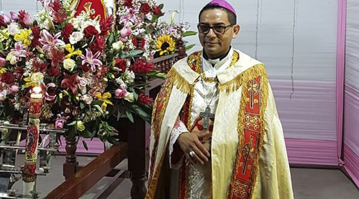 ¿Un obispo que recomienda tomar ayahuasca? La farsa de Jorge Armando Díaz, un peruano cismático